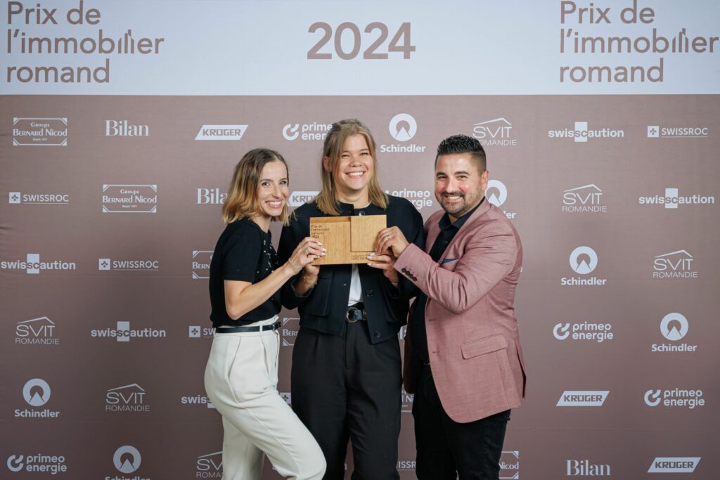 L'équipe de Crea'Projets recevant le Prix de l'immobilier romand 2024 pour l'une de ses réalisations.