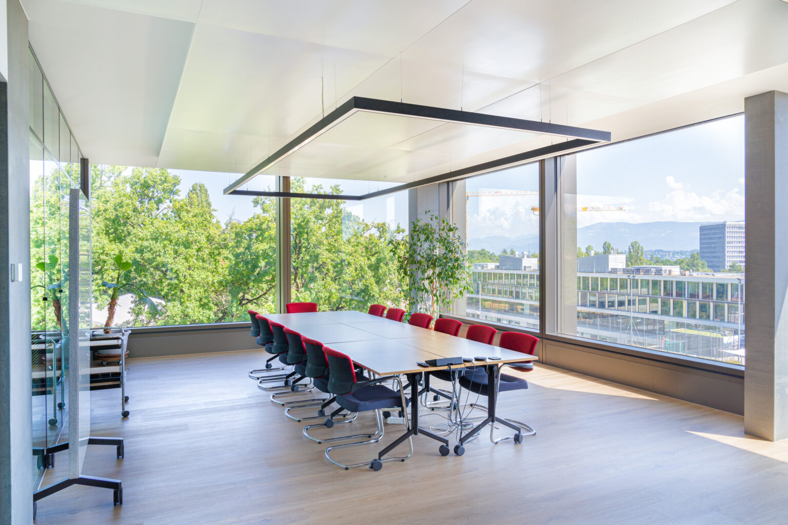 Grande salle de réunion avec vue conçu pour le projet Friedrich-Ebert-Stiftung à Genève.