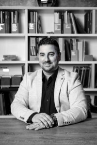 Administrateur de Crea'Projets, pilote la stratégie de l'entreprise et veille à la réussite des projets d'architecture, de construction et de rénovation de ses clients.