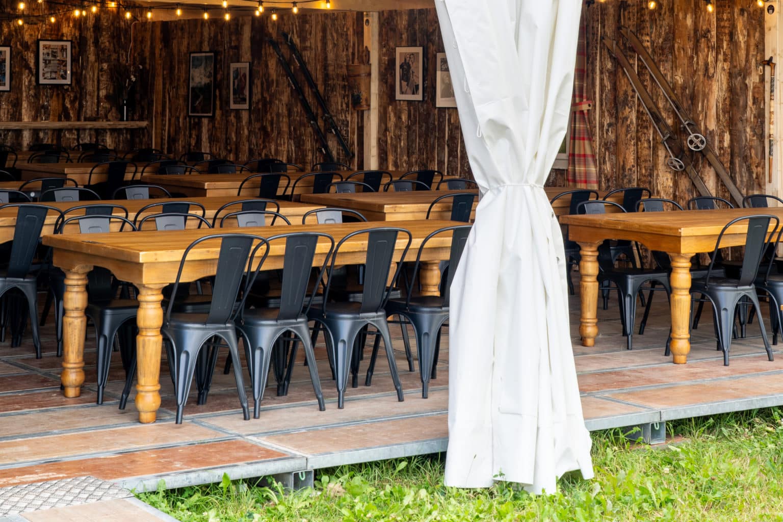 Vue rapprochée chaises et tables.