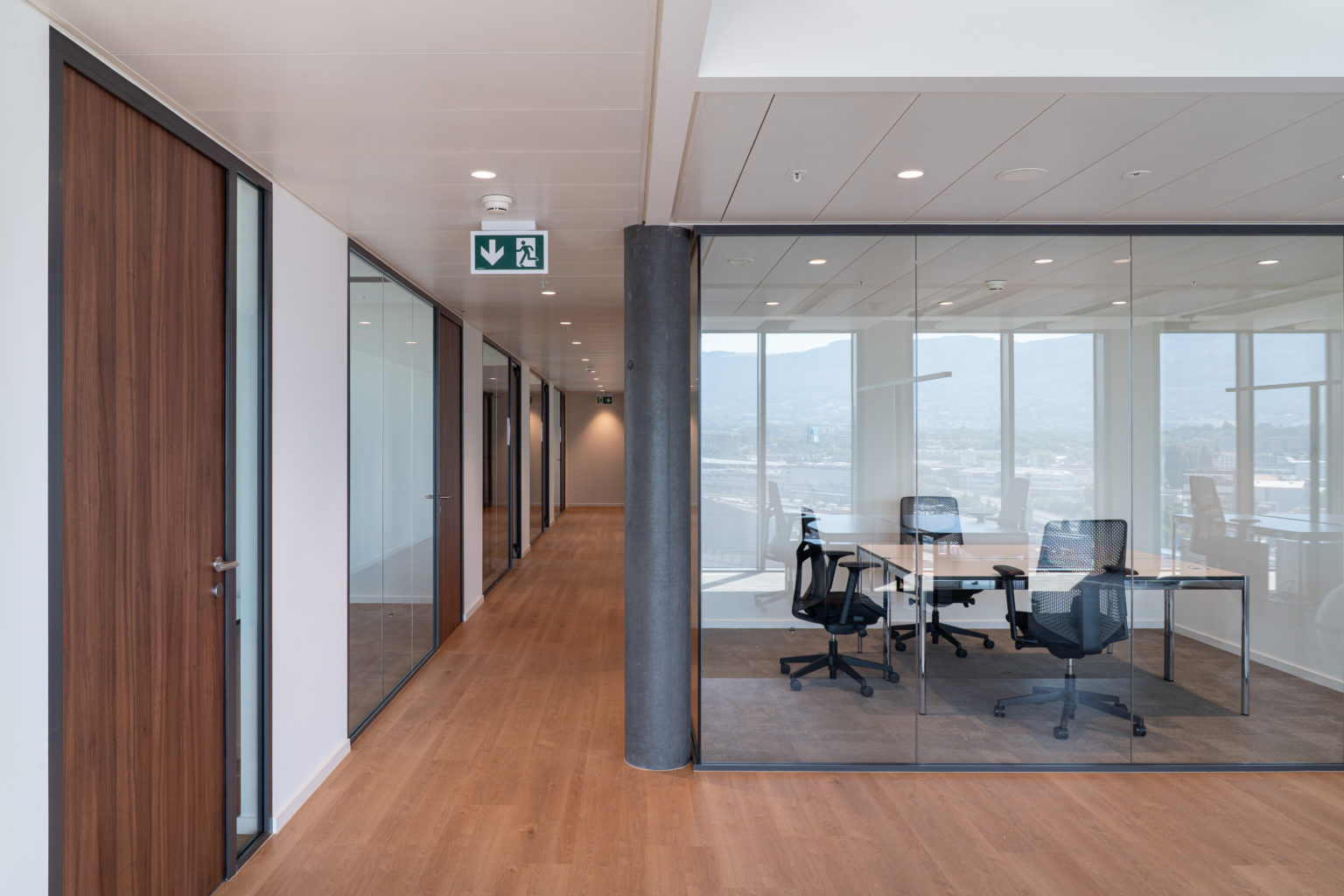 Bureaux modernes avec salles vitrées, circulation ouverte et finitions contemporaines.