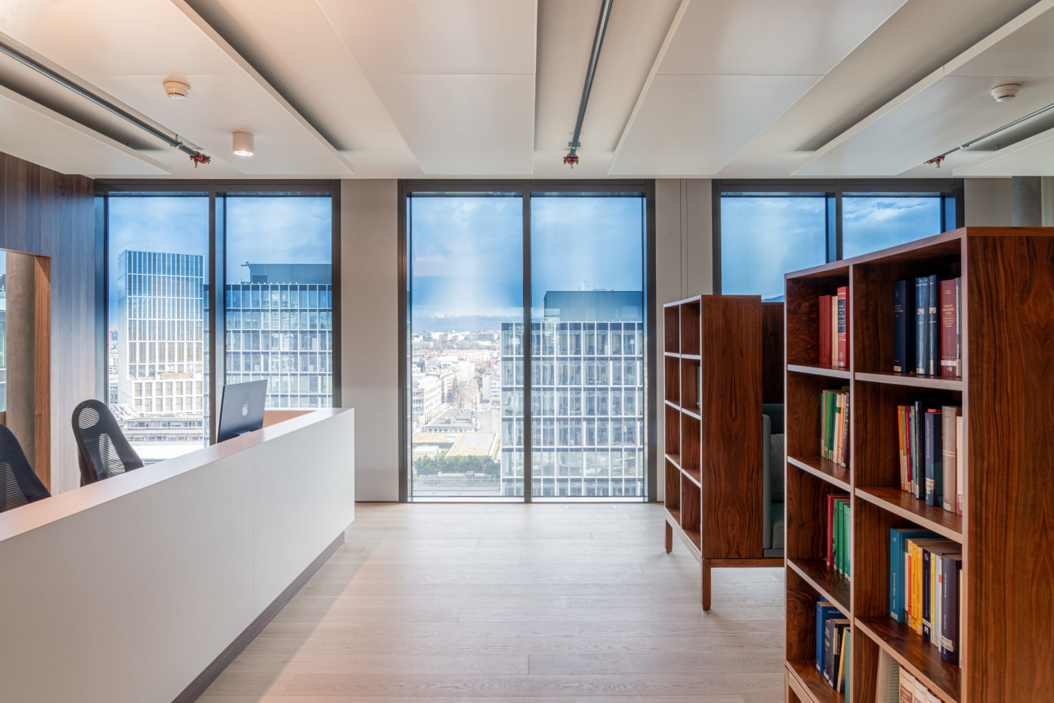 Réception de bureaux bénéficiant d'une vue panoramique sur la ville.