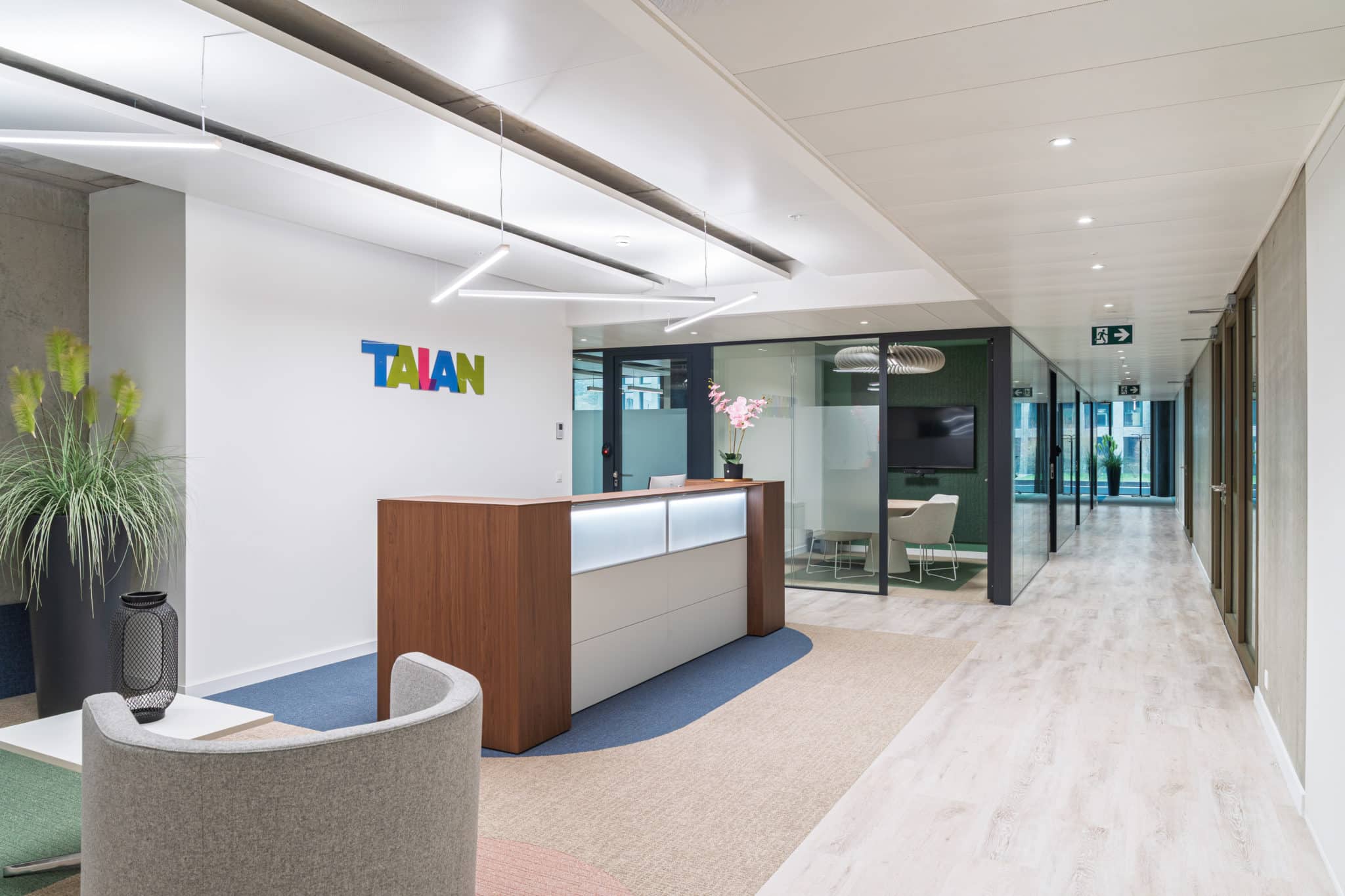 Banque d'accueil moderne dans un projet d'aménagement de bureaux à Genève.