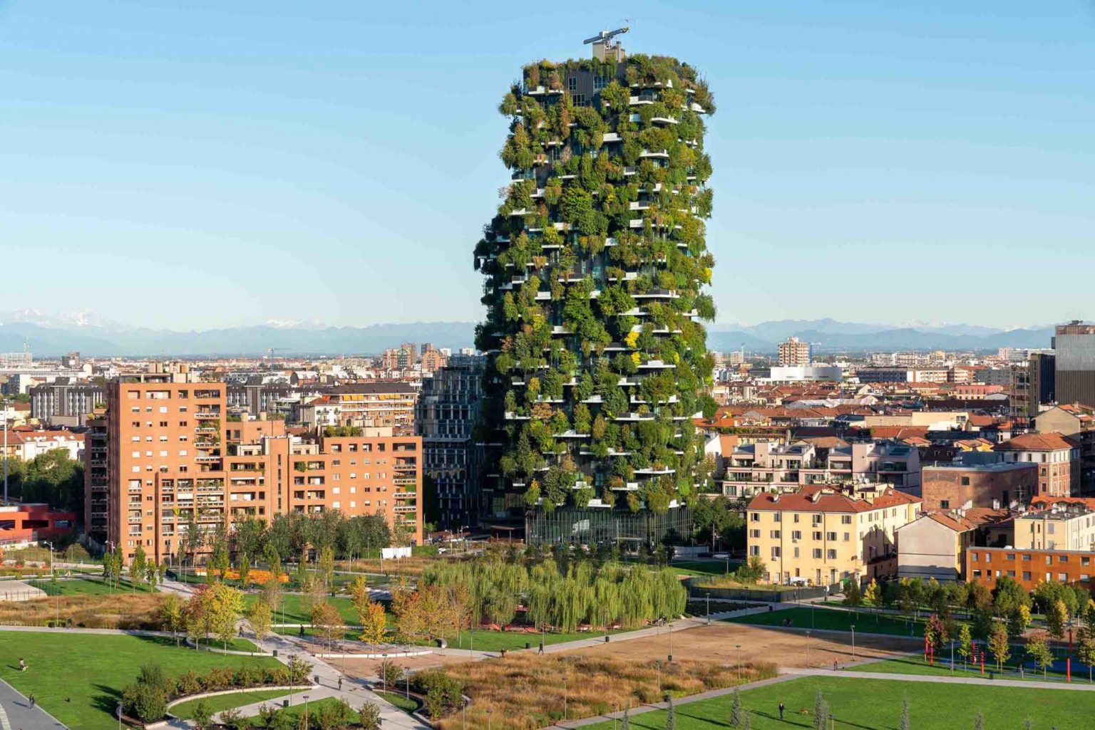 Immeuble résidentiel à façade végétalisée démontrant les bénéfices de la biodiversité intégrée à la ville.