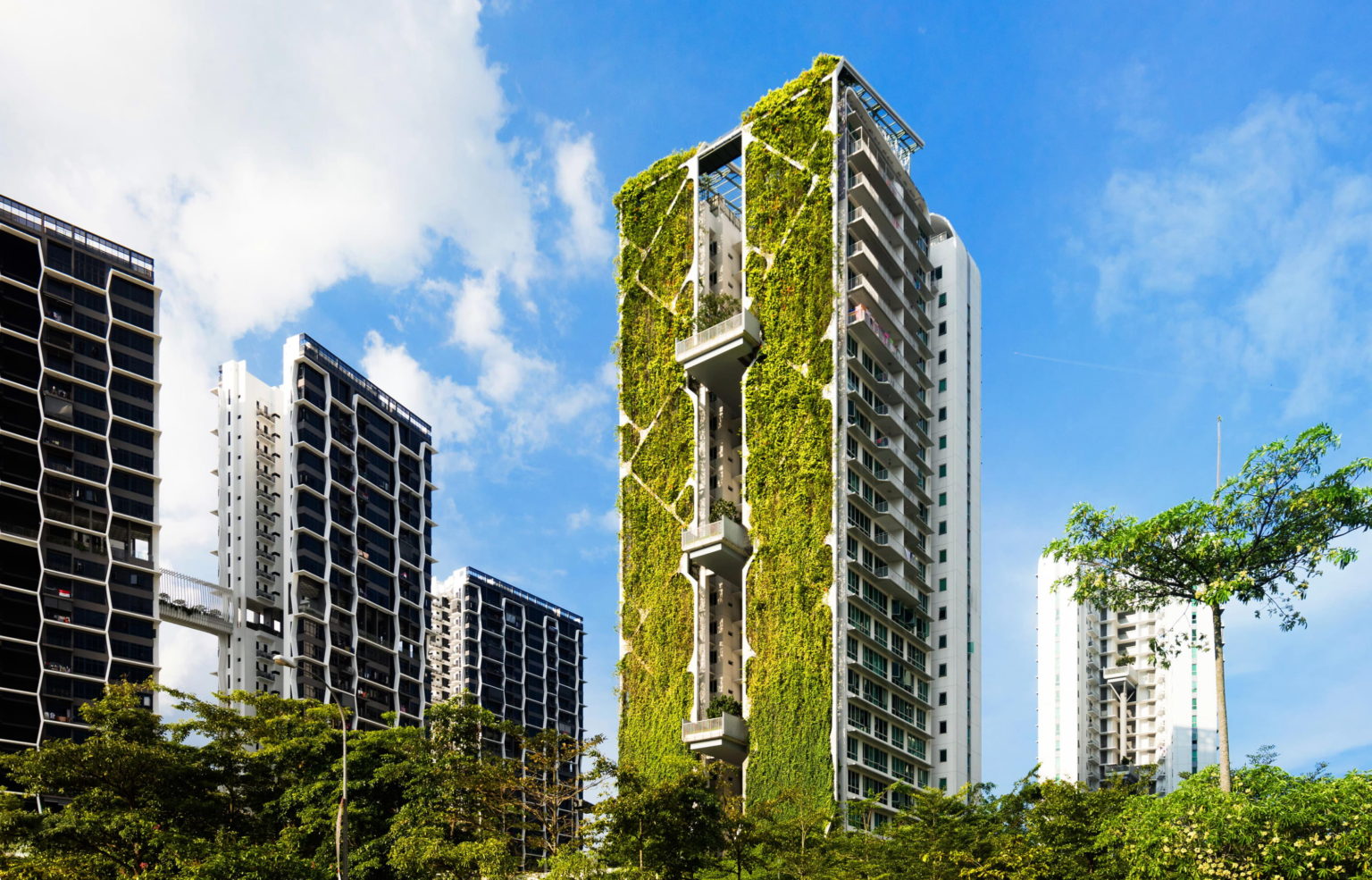 Tour résidentielle recouverte de végétation illustrant les inspirations pour l'urbanisme à Genève et l'intégration de la nature dans l'architecture.