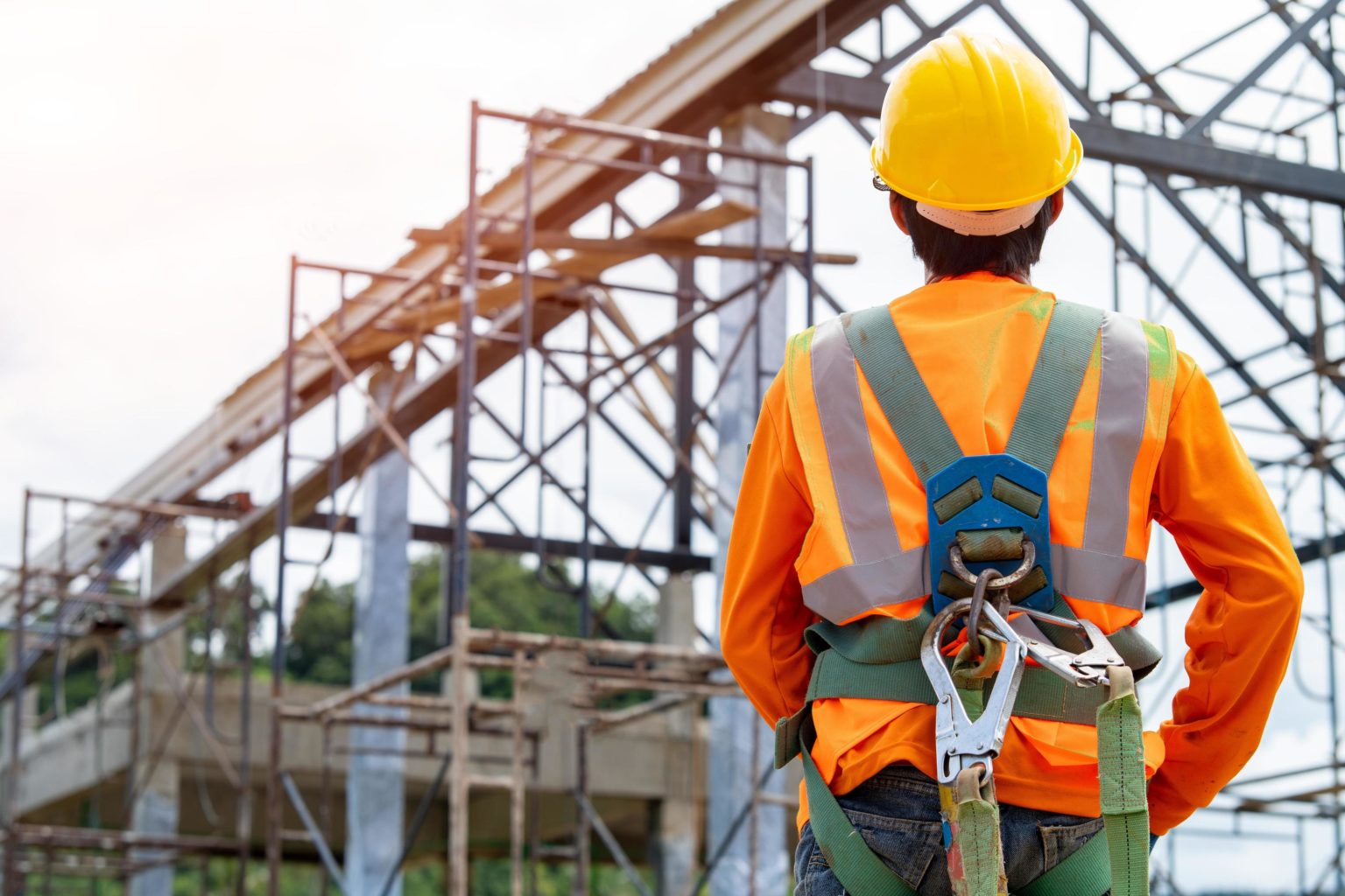 Professionnel du bâtiment portant un casque, la base de la sécurité sur les chantiers.