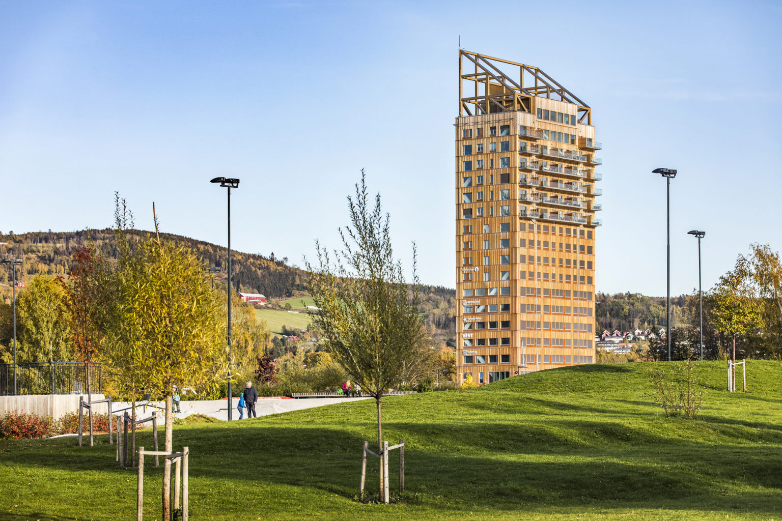 Immeuble de grande hauteur construit en bois, symbole des innovations favorisant des bâtiments plus durables et à faible empreinte carbone.