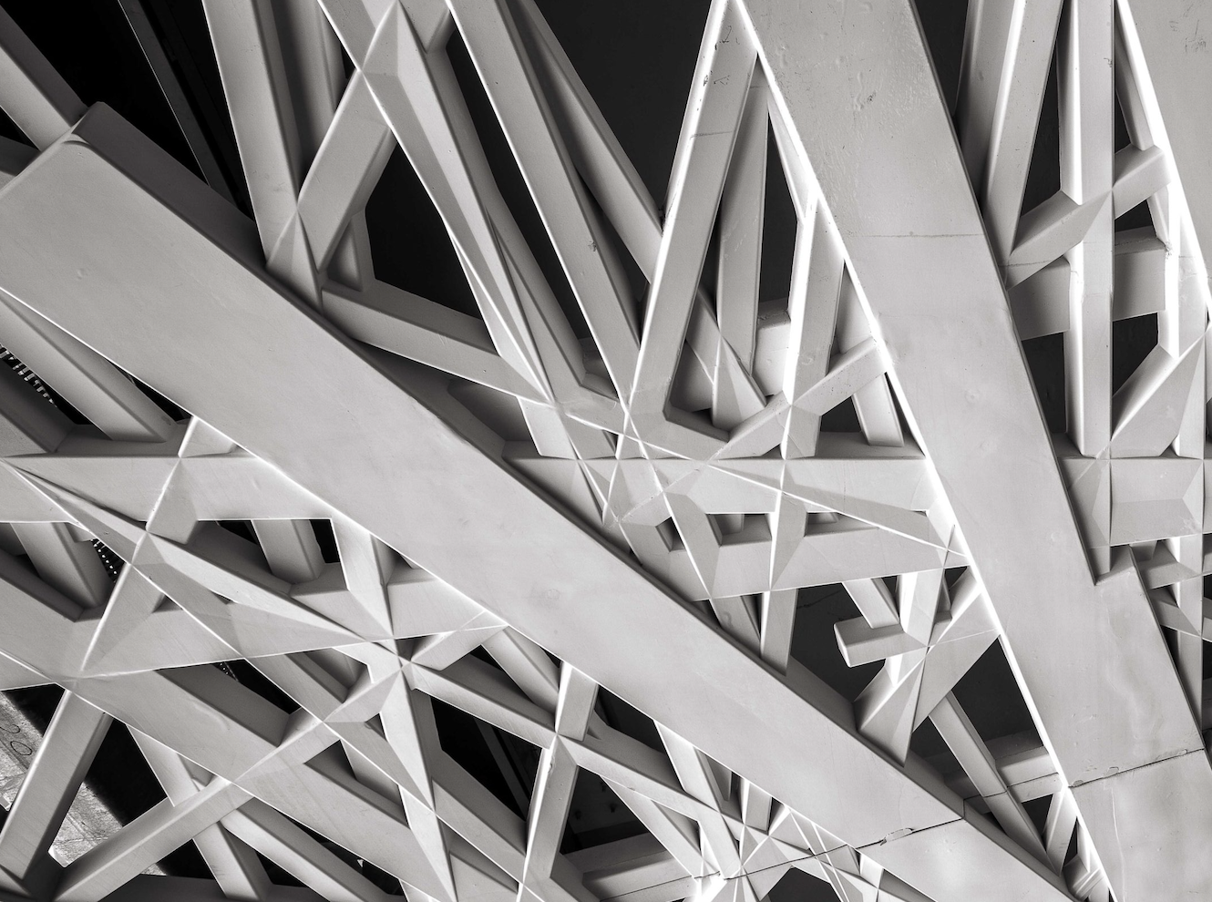 Détail d'une structure en béton aux formes géométriques complexes illustrant les nouvelles technologies de construction et l'innovation architecturale.