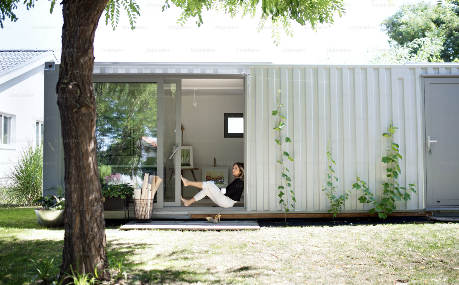 Maison modulaire contemporaine illustrant la réutilisation et le recyclage dans la construction.