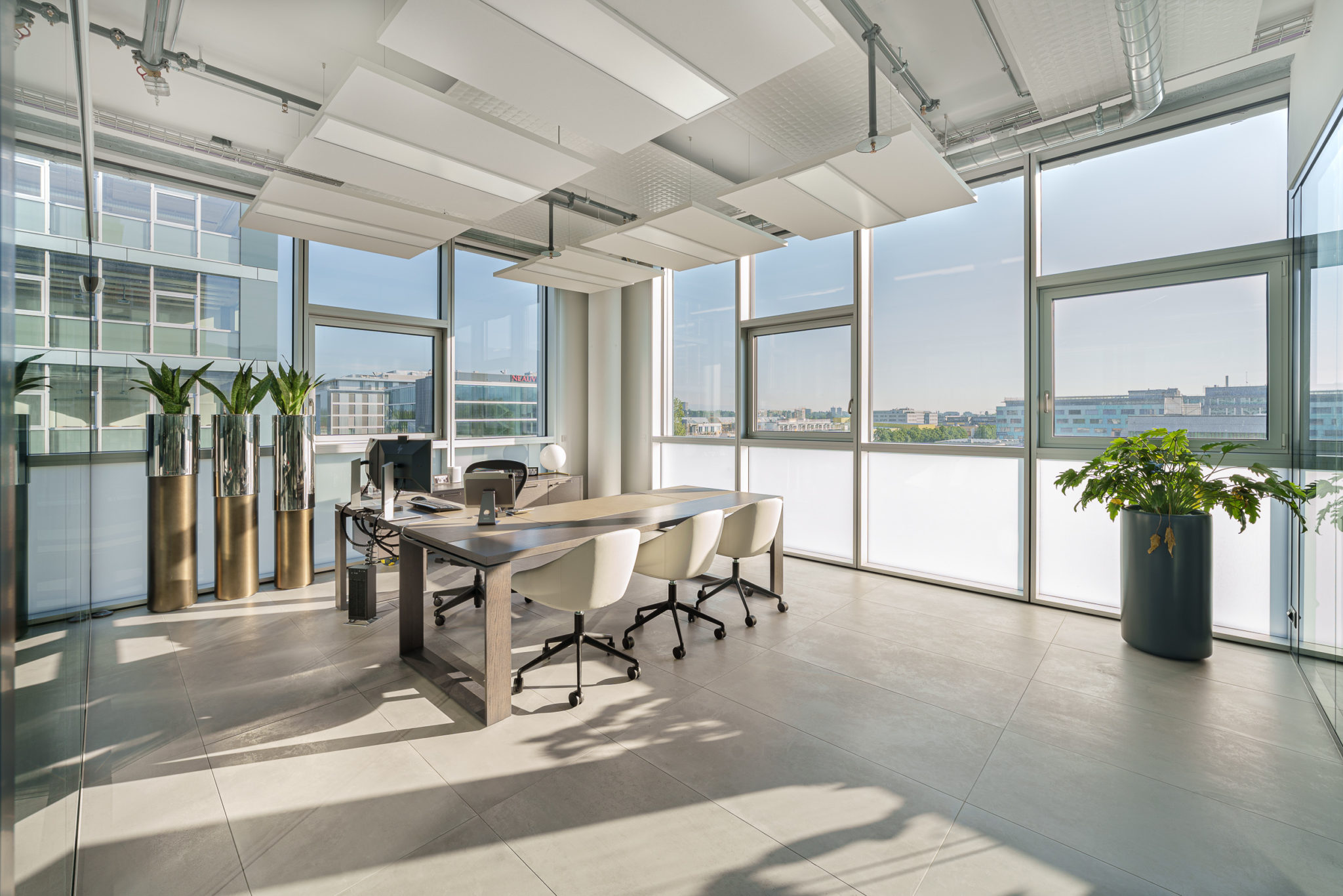 Bureau de direction avec grandes baies vitrées dans les bureaux Niru Swiss à Genève.