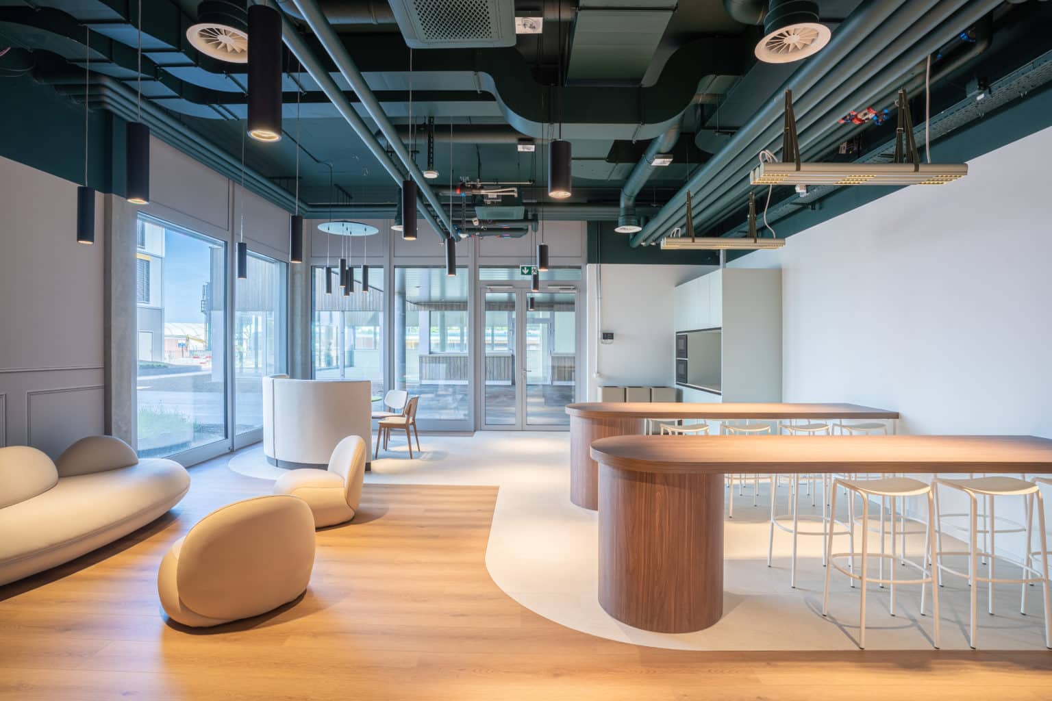 Vue d'ensemble du hall d'entrée conçu par Crea'Projets avec mobilier sur mesure et espaces d'accueil modernes.