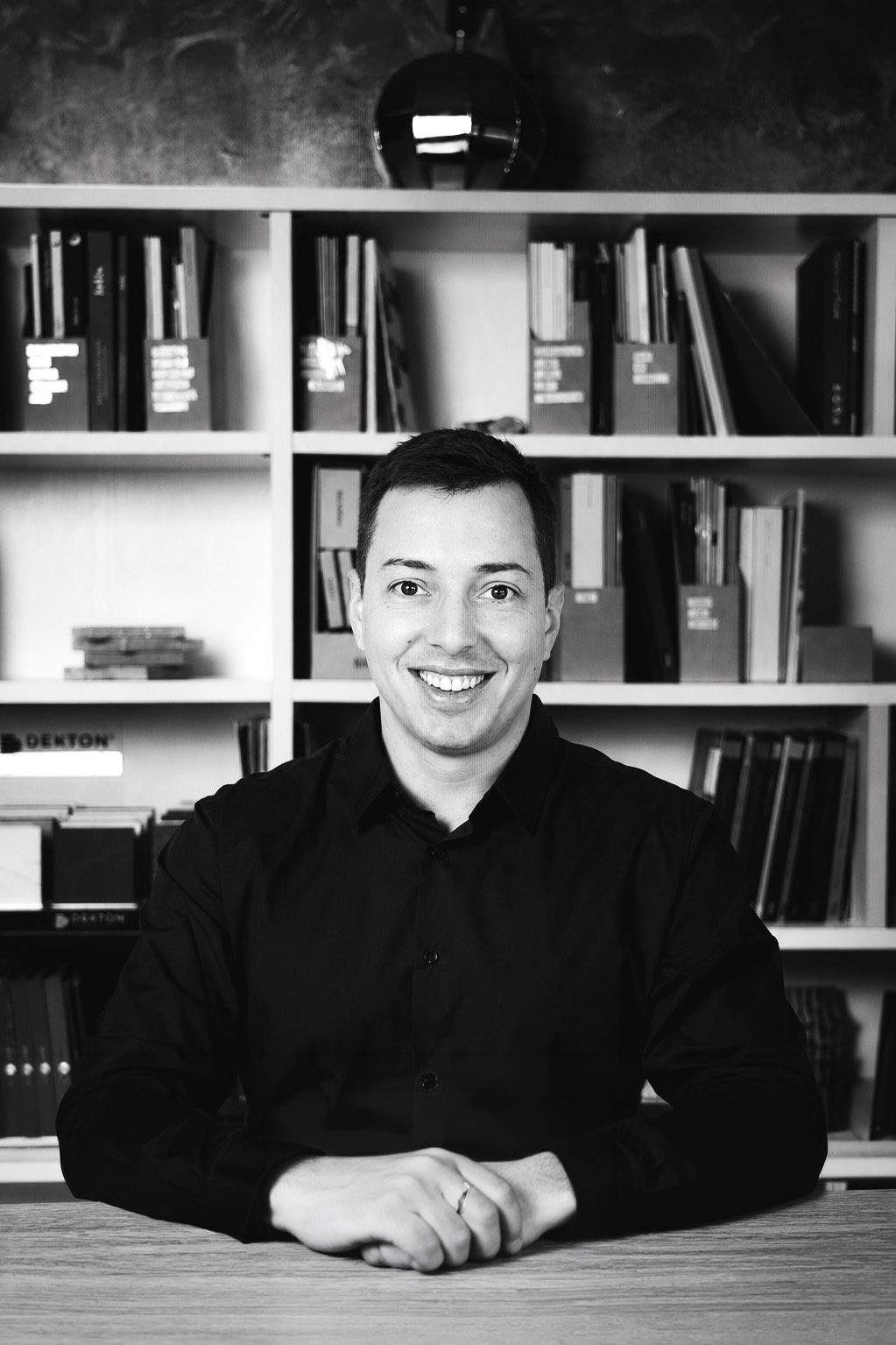 Supervise l'exécution des chantiers, coordonne les différents corps de métier et veille au respect des délais, de la qualité et des exigences techniques de chaque projet.