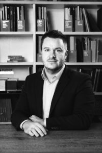 Pilote les opérations de construction de la phase de conception jusqu'à la livraison, en assurant la coordination des intervenants et le bon déroulement des travaux.