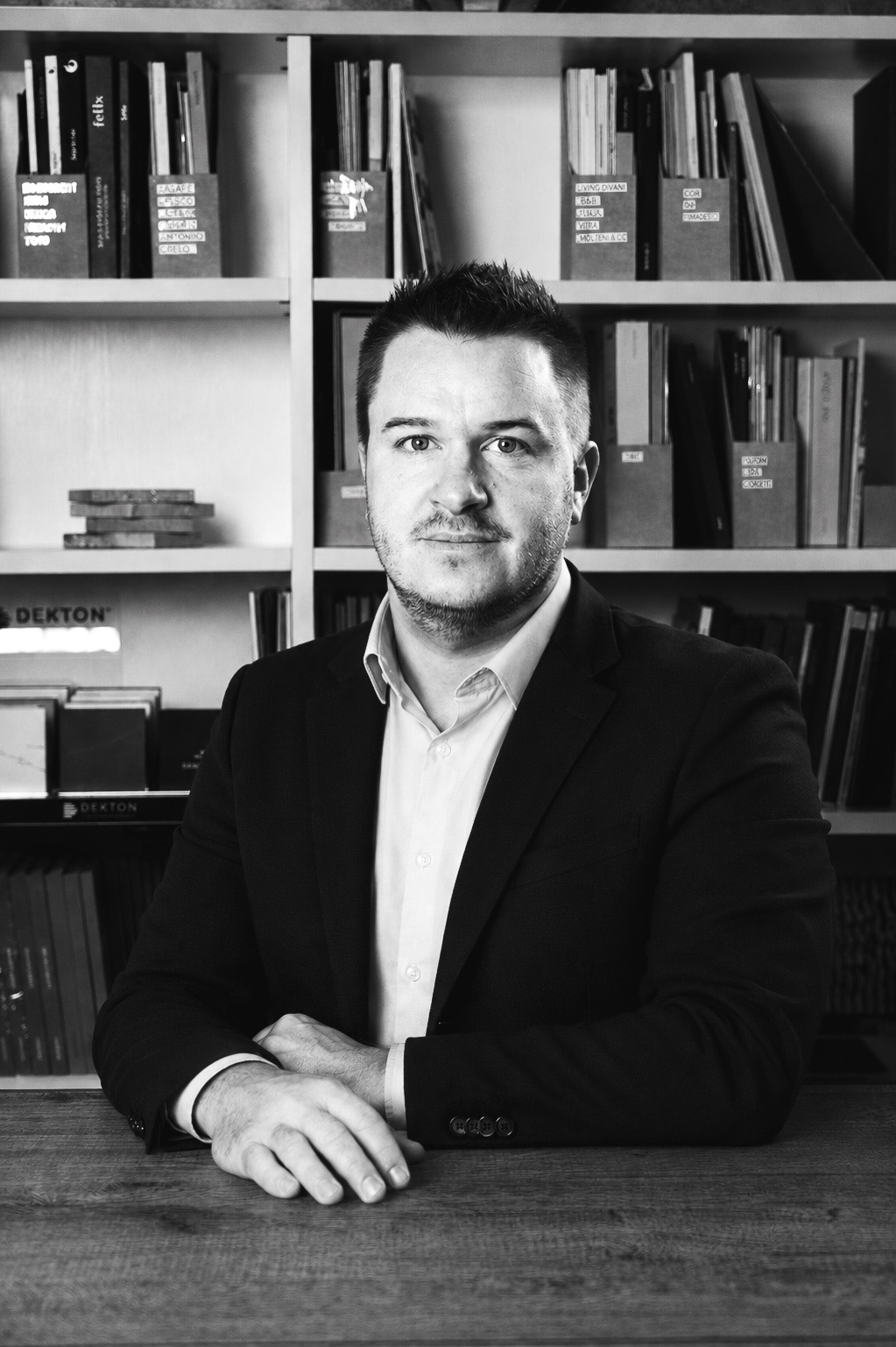 Pilote les opérations de construction de la phase de conception jusqu'à la livraison, en assurant la coordination des intervenants et le bon déroulement des travaux.