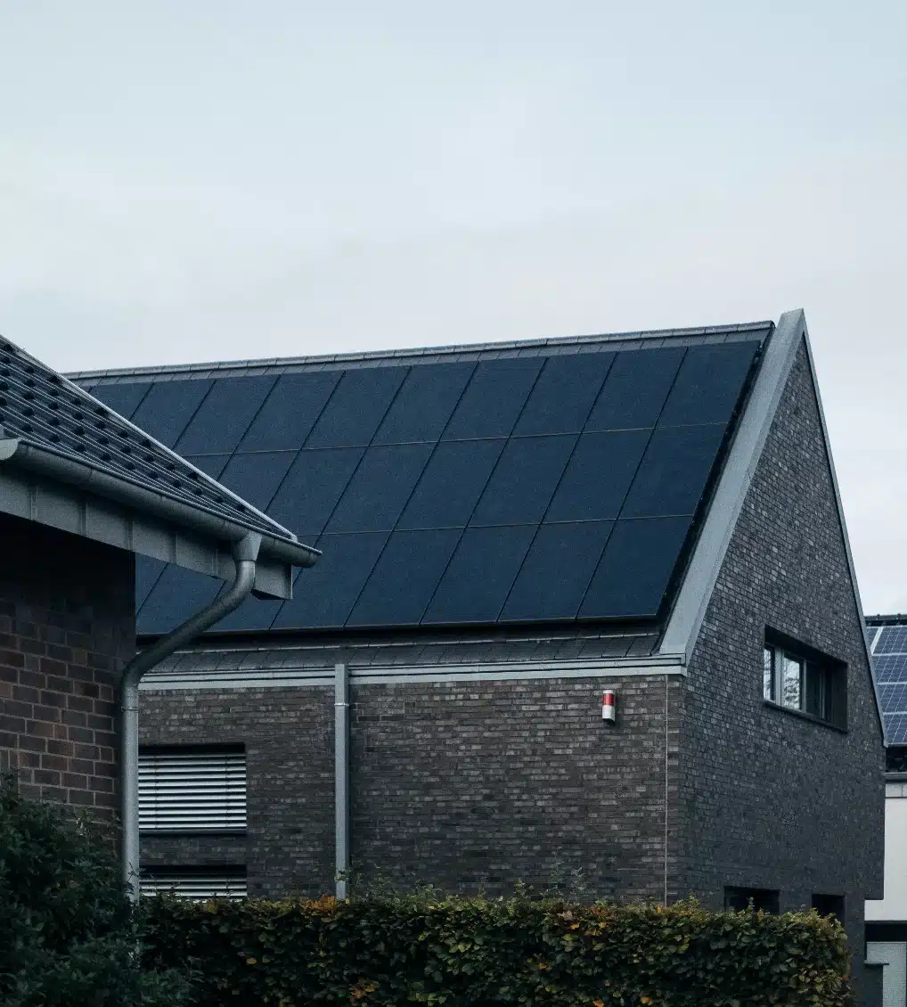 Maison individuelle équipée de panneaux photovoltaïques installés sur une toiture inclinée afin d'améliorer l'efficacité énergétique.