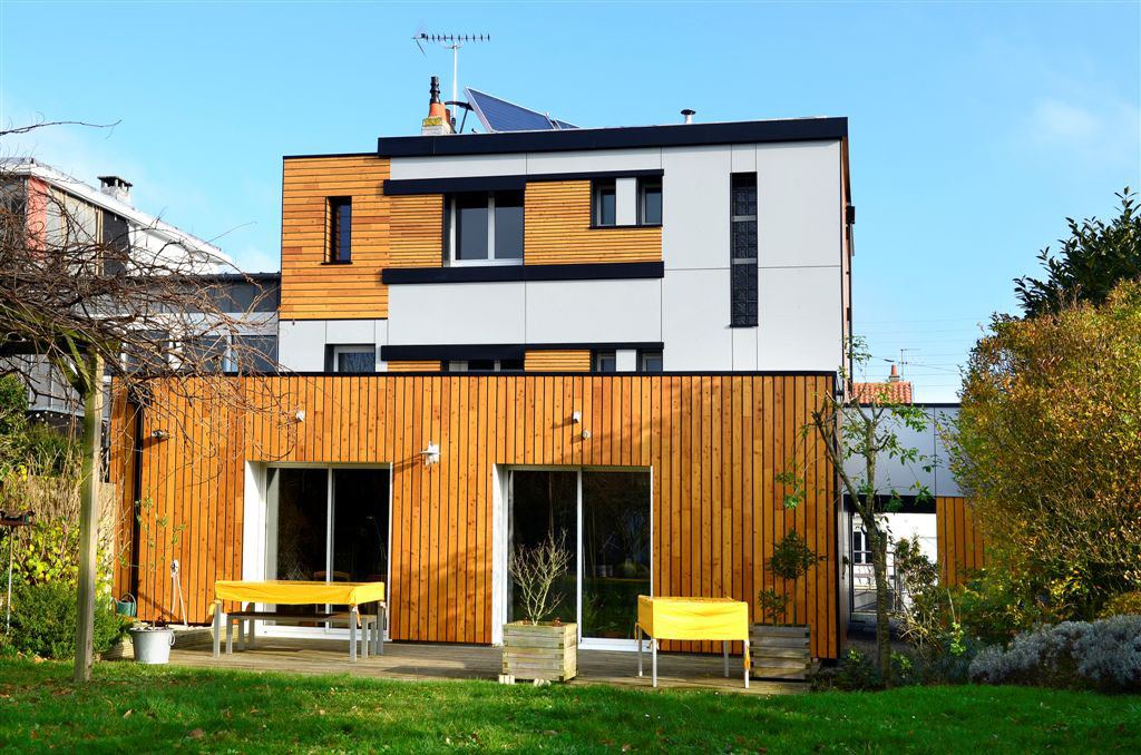 Maison moderne avec panneaux en bois