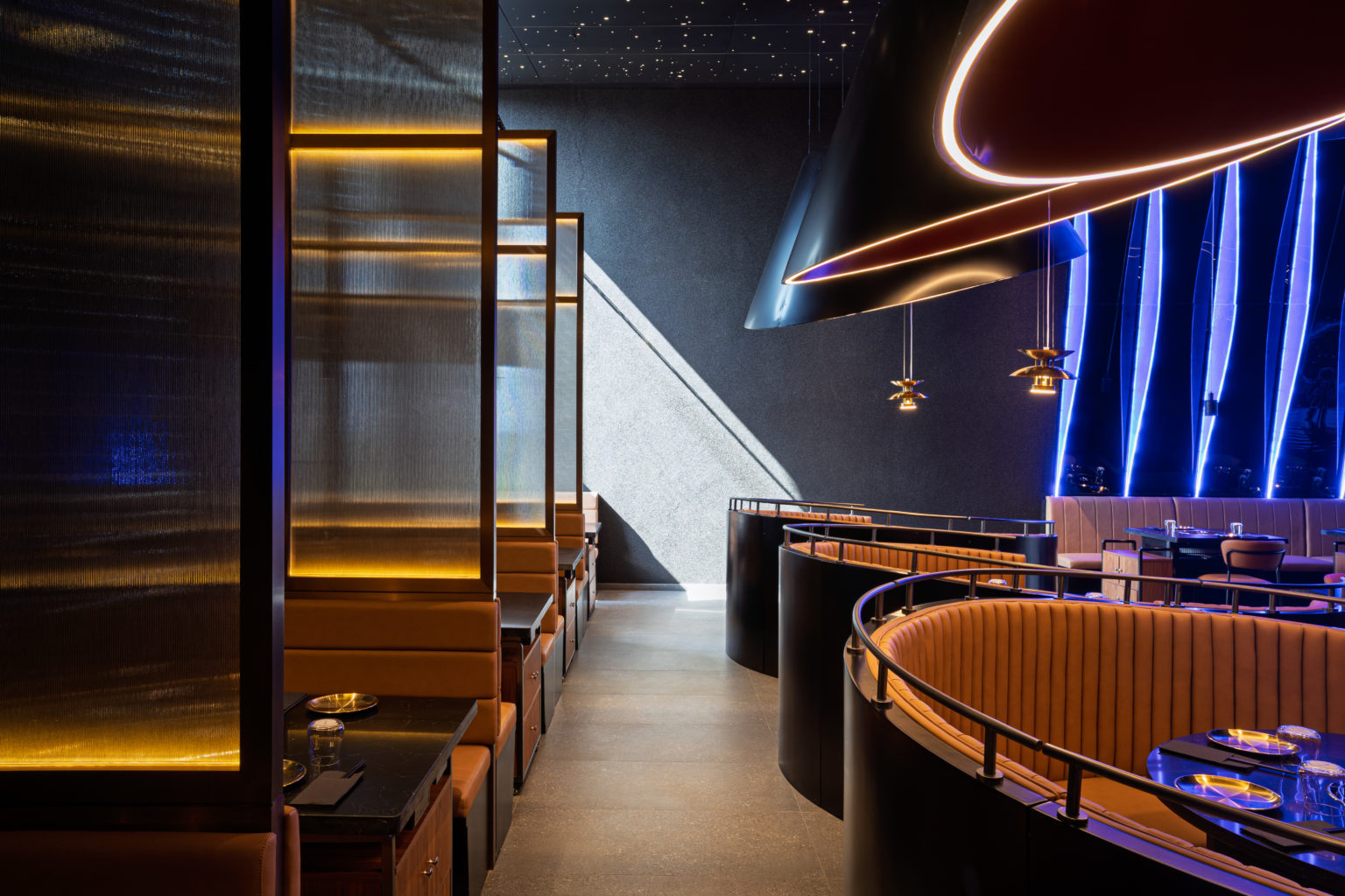 Banquettes privatives avec séparateurs lumineux.