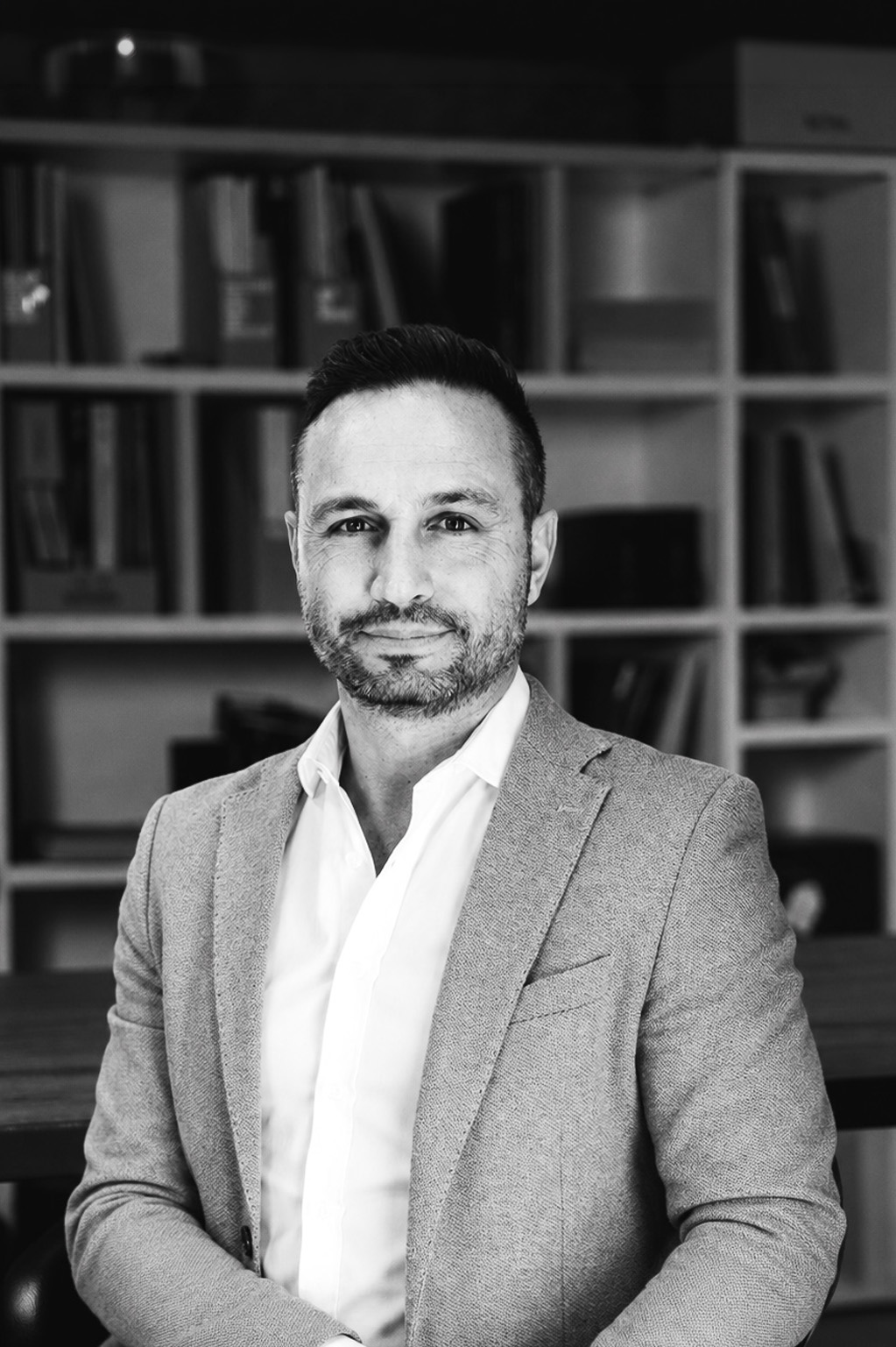 Pilote les aspects techniques des projets de construction et de rénovation, en assurant leur qualité, leur faisabilité et leur bonne exécution.