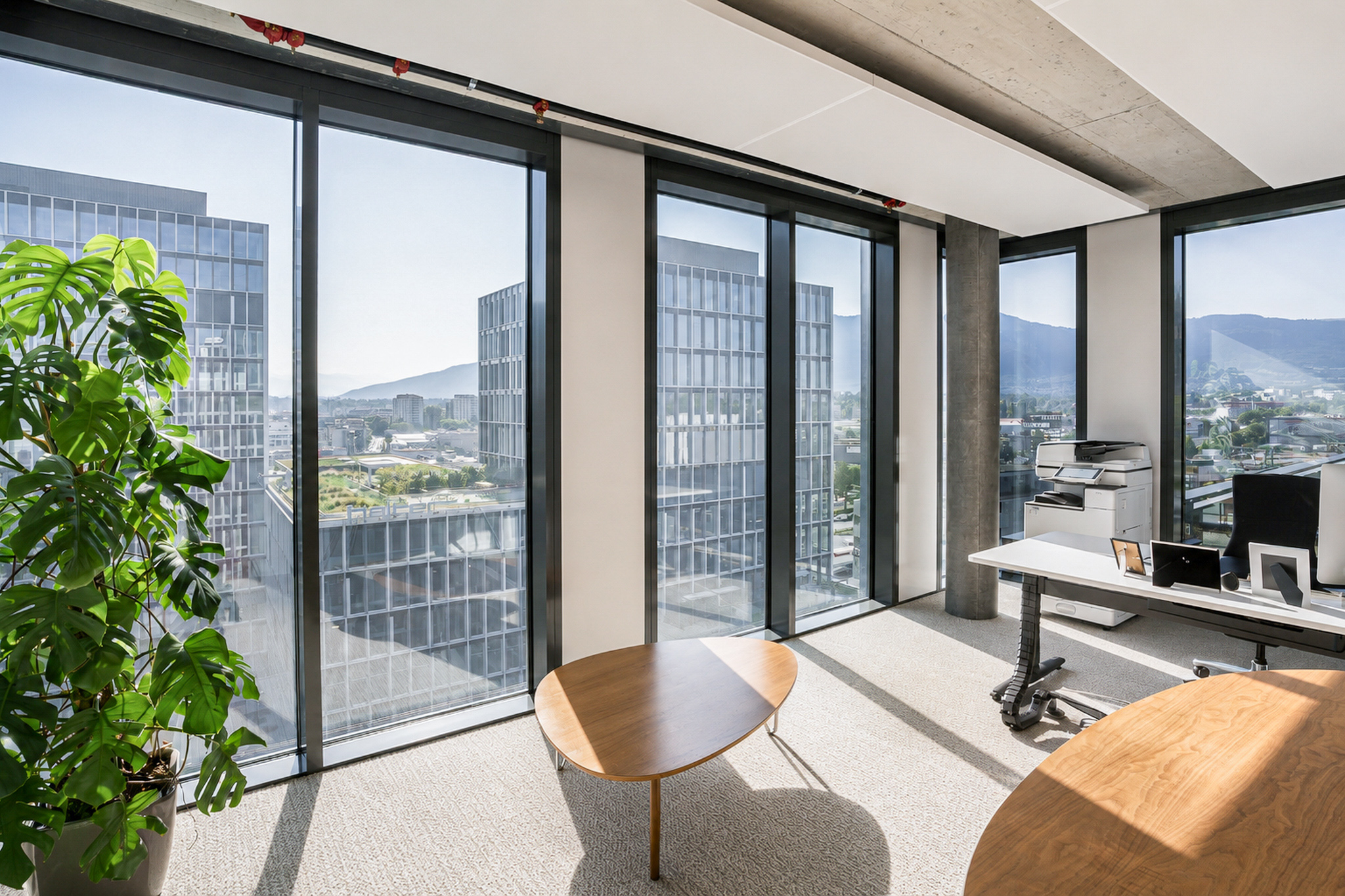 Espace de travail baigné de lumière naturelle avec baies vitrées, mobilier en bois et vue sur les immeubles et les montagnes de Genève