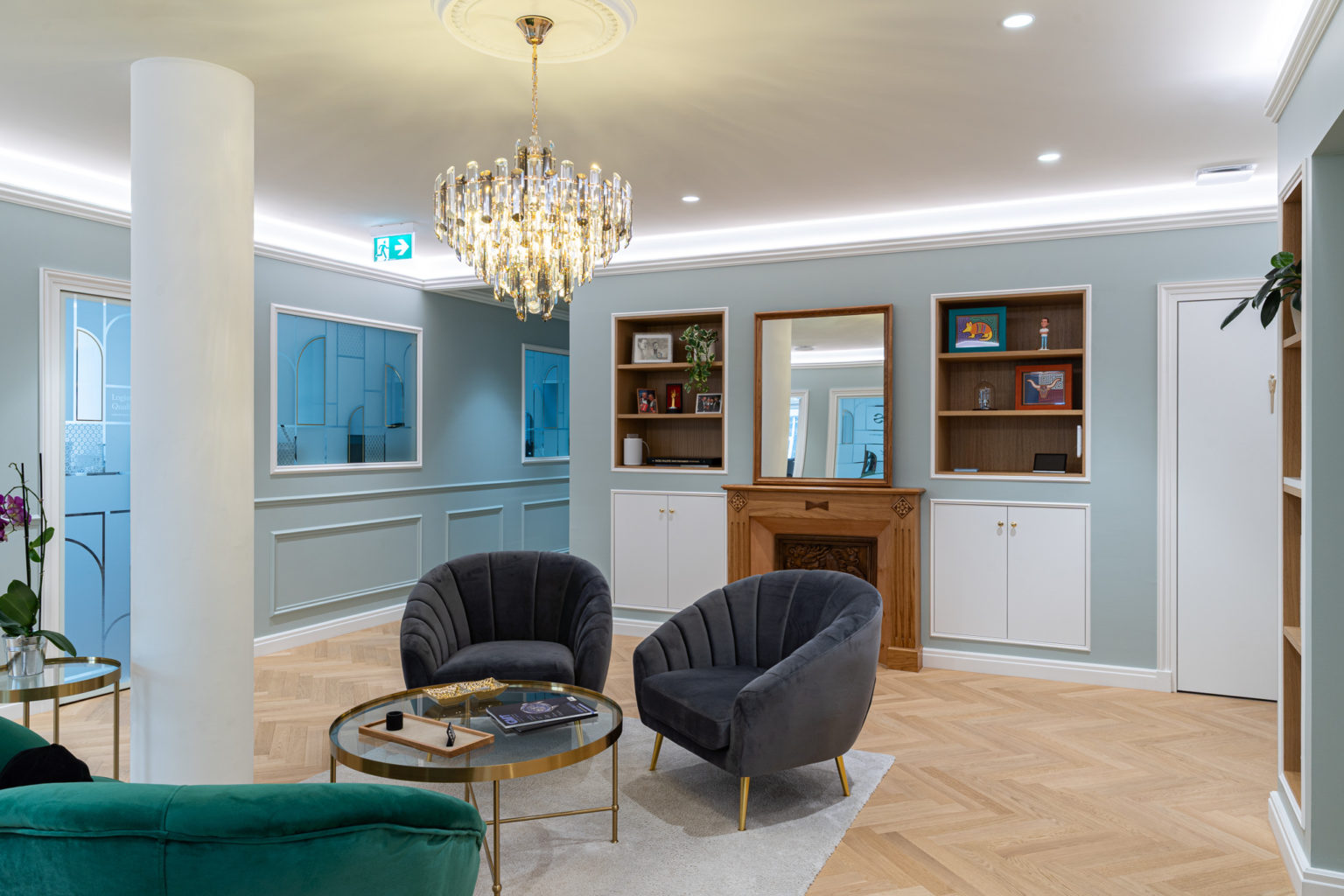 Espace salon avec fauteuils, bibliothèque en bois et aménagement intérieur