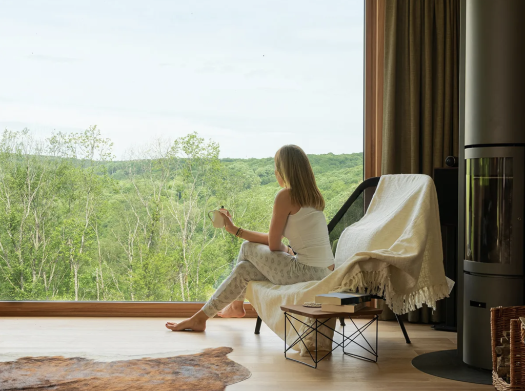femme face a une fenetre, espace sein et confortable