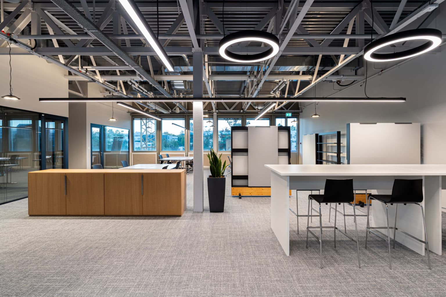 HIAG Genève : bureaux ouverts aux lignes graphiques, entre bois, blanc et métal.